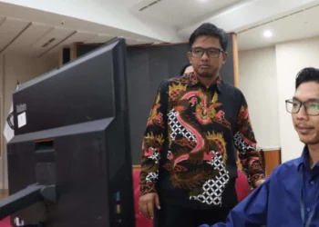 Komisioner KPU Bidang Teknis Idham Holik disela-sela kesibukannya. (ISTIMEWA)