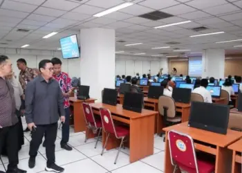 MENINJAU: Anggota Bawaslu Puadi meninjau pelaksanaan Computer Assisted Test Bawaslu DKI Jakarta, di Gedung Badan Kepegawain Negara (BKN), Jakarta Timur, Senin (22/5/2023). (DOK BAWASLU)