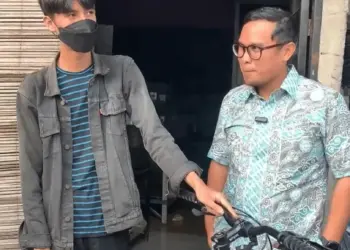 Pelajar Jalan Kaki Pingsan Jadi Viral di Medsos, Pemkot Tangsel Beri Bantuan Sepeda