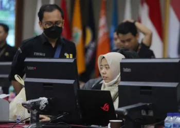 VERIFIKASI: Petugas KPU Pusat melakukan verifikasi berkas pengajuan bakal calon legislatif (bacaleg) Pemilu 2024 di Kantor KPU Pusat, Jakarta, Minggu (14/5/2023). KPU RI menutup masa pendaftaran calon legislatif (caleg) DPR RI, DPRD, dan DPD Pemilu 2024 hari ini (Minggu), Bacalon nantinya akan melakukan pendaftaran melalui aplikasi Sistem Informasi Calon (Silon). Para bacalon DPD dan partai politik yang mengusung bacalon DPR dan DPRD diminta untuk mengunggah dokumen pendaftaran di Silon. (JPC)