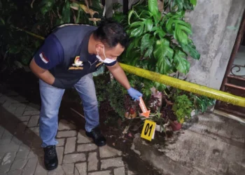 OLAH TKP: Anggota Kepolisian Sektor Rajeg saat melakukan olah Tempat Kejadian Perkara (TKP) di lokasi penemuan 32 peluru revolver, Sabtu (6/5). (ISTIMEWA)