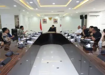 SATELITNEWS, JAKARTA - Badan Pengawas Pemilihan Umum (Bawaslu) bersama Kementerian Pemuda dan Olahraga (Kemenpora) kembali menjajaki kerja sama dalam menyukseskan gelaran Pemilu 2024 khususnya dalam pemberdayaan pemuda mengawasi Pemilu 2024.

Dalam pertemuan hangat tersebut, Bagja ingin Memorandum of Understanding (MoU) yang telah ada antara Bawaslu-Kemenpora diperbaharui.

"Insya Allah akan ada MoU baru yang ditandatangani sebagai perbaikan terhadap MoU yang lama. MoU-nya dalam waktu satu-dua minggu ini semoga dapat terwujud," papar Bagja dikutip dari laman Bawaslu, Rabu (5/3).

Alumnus Utrecht University itu menjelaskan, dengan MoU tersebut, pemuda dan mahasiswa diharapkan akan semakin berdaya dalam mengawasi seluruh tahapan Pemilu 2024 dan akan lebih peduli terhadap pembangunan demokrasi bangsa.

"Semoga demokrasi kita berjalan baik tanpa hoaks, tanpa fitnah, tanpa kampanye hitam, politisasi SARA dan identitas," harap Bagja.

Menpora Dito menyambut baik penjajakan kerja sama tersebut. Dia juga meyakini melalui MoU itu bisa menambah 'chemistry' antara Kemenpora dengan Bawaslu yang memang sudah lama terjalin. "Chemistry Kemenpora-Bawaslu harus kuat. Harus segera kita tindaklanjuti ini," katanya.

Sebagai informasi, turut mendampingi Ketua Bawaslu dalam kunjungan tersebut dua Tenaga Ahli Bawaslu Fahmi Fajar Mustofa dan Muhammad Ikhsan. Rombongan diterima juga oleh Sekretaris Menpora Gunawan Suswantoro. (aditya)

BERBINCANG: Suasana pertemuan tim Badan Pengawas Pemilihan Umum (Bawaslu) bersama Kementerian Pemuda dan Olahraga (Kemenpora) terkait kerja sama dalam menyukseskan gelaran Pemilu 2024, khususnya dalam pemberdayaan pemuda mengawasi Pemilu 2024. (ISTIMEWA)