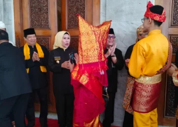 Usai memperingati Hardiknas, ASN Pemkab Serang menggelar halal bihalal, di pendopo Bupati Serang. Dalam gelaran Hardiknas, mereka menggunakan pakaian adat. (SIDIK/SATELITNEWS.COM)