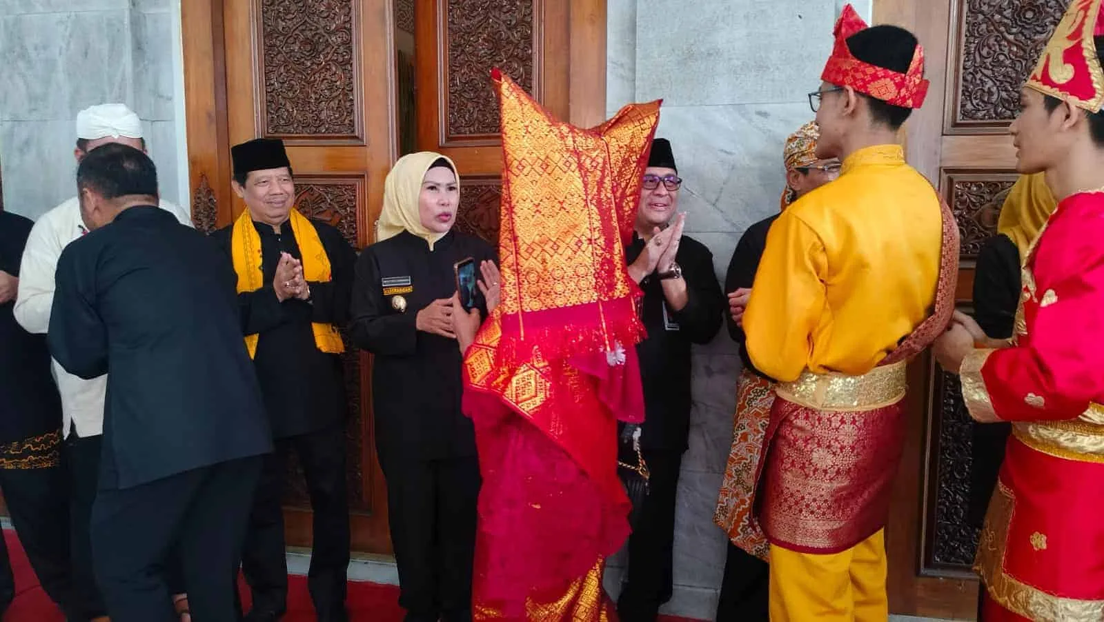 Usai memperingati Hardiknas, ASN Pemkab Serang menggelar halal bihalal, di pendopo Bupati Serang. Dalam gelaran Hardiknas, mereka menggunakan pakaian adat. (SIDIK/SATELITNEWS.COM)