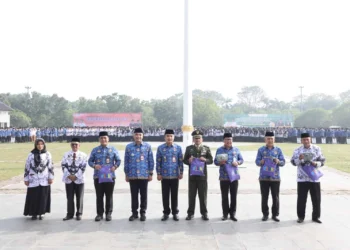 HARDIKNAS: Suasana upacara peringatan Hari Pendidikan Nasional (Hardiknas) yang juga dirangkaikan dengan Hari Otonomi Daerah yang dipimpin Bupati Zaki di Lapangan Maulana Yudha Negara, Puspemkab Tangerang, Tigaraksa, Selasa (2/5/2023). (ISTIMEWA)