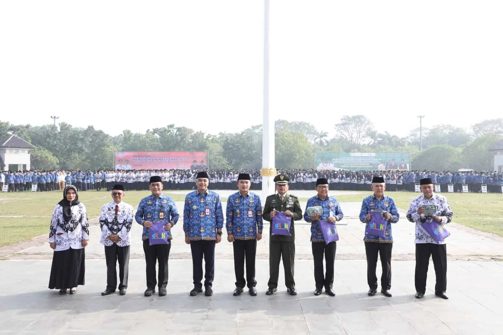 HARDIKNAS: Suasana upacara peringatan Hari Pendidikan Nasional (Hardiknas) yang juga dirangkaikan dengan Hari Otonomi Daerah yang dipimpin Bupati Zaki di Lapangan Maulana Yudha Negara, Puspemkab Tangerang, Tigaraksa, Selasa (2/5/2023). (ISTIMEWA)