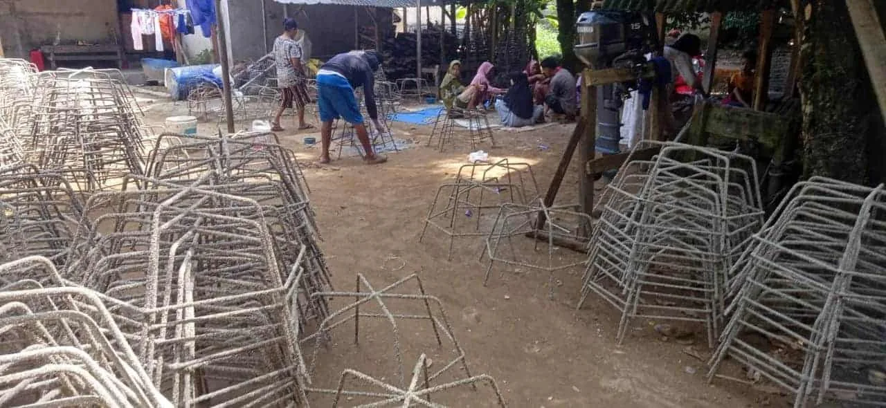 PEMBUATAN JARING LABA-LABA - Masyarakat diberdayakan untuk membuat rak jaring laba-laba, guna menyukseskan program pelestarian Terumbu Karang, di Pulau Liwungan. (ISTIMEWA)