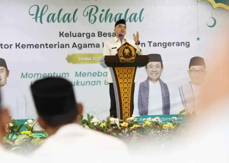 SAMBUTAN: Bupati Tangerang Zaki Iskandar saat menyampaikan sambutan di acara Halal Bihalal Keluarga Besar Kantor Kemenag Kabupaten Tangerang di Ruang Serba Guna Masjid Agung Al Amjad, Pusat Pemkab Tangerang, Tigaraksa, Kamis (4/5/2023). (FAJAR ADITYA/ SATELIT NEWS)