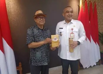 LAUNCHING: Owner Bambu Craft, Agus Hasanudin bersama Bupati Tangerang Ahmed Zaki Iskandar melaunching produk terbarunya, yakni Thumbler Stenlees Steel  Bambu Motif Anyaman Mahkota dan buku dari Yayasan Topi Bambu. (ISTIMEWA)