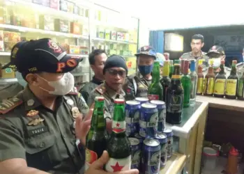 Anggota Satpol PP Kabupaten Serang, sita puluhan dus botol Minuman Keras (Miras). (ISTIMEWA)