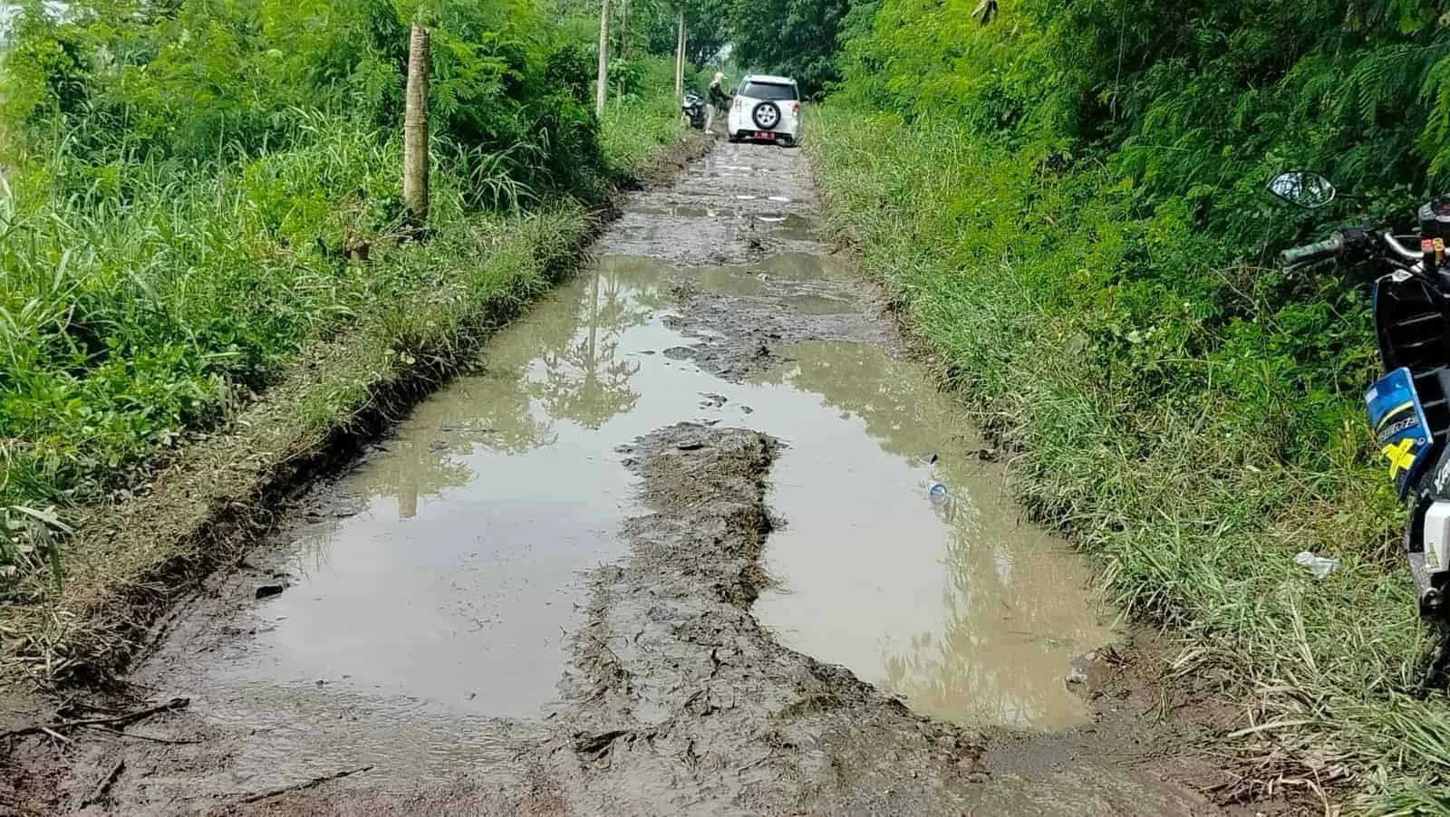 Jalan Desa Laban yang rusak, sebagai akses petani, akan segera dibangun. (ISTIMEWA)