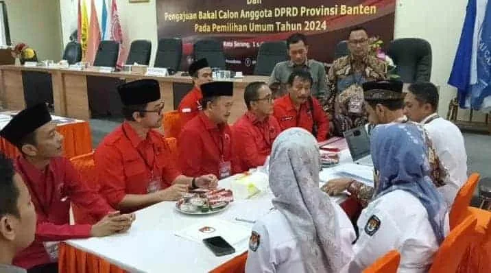 DPW Partai PDIP Banten, mendaftarkan Bacaleg ke KPU Banten, Kamis (11/5/2023). (ISTIMEWA)