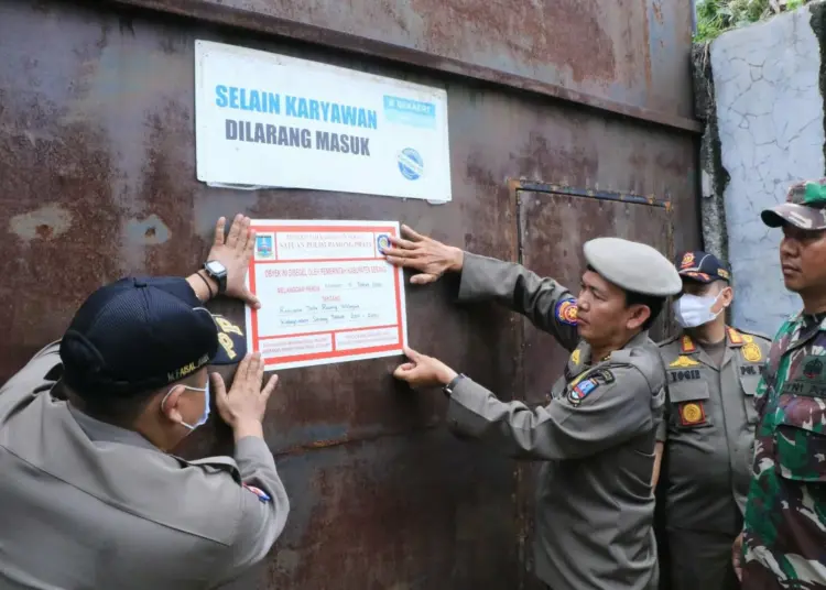 Pemkab Serang segel Perusahaan Peternakan Ayam, di Kecamatan Cikeusal, Kabupaten Serang, Kamis (11/5/2023). (ISTIMEWA)