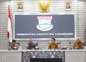 PEMAPARAN: Bupati Tangerang Ahmed Zaki Iskandar saat memaparkan program pembangunan Kabupaten Tangerang kepada para mahasiswa dan dosen UNP di Pendopo Bupati, Jalan Kisamaun, Kota Tangerang, Kamis (11/5). (ALFIAN HERIANTO/SATELIT NEWS)