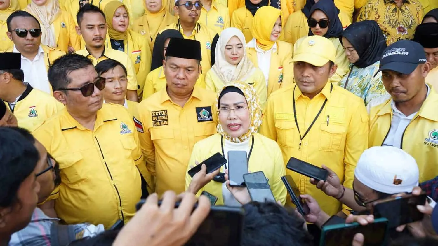 Ketua DPD Partai Golkar Banten, Hj Ratu Tatu Chasanah, didampingi jajarannya, menggelar konferensi pers, Minggu (14/5/2023). (ISTIMEWA)