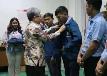 Secara simbolis, penyematan tanda kemahasiswaan karyawan PT. Indah Kiat, Selasa (15/5/2023). (ISTIMEWA)