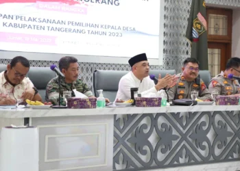 RAKOR: Bupati Tangerang Ahmed Zaki Iskandar memimpin langsung Rapat Koordinasi Forkopimda terkait pelaksanaan Pilkades serentak 16 desa di Kabupaten Tangerang di Aula Pendopo Bupati Tangerang, Jumat (19/5/2023). (ISTIMEWA)