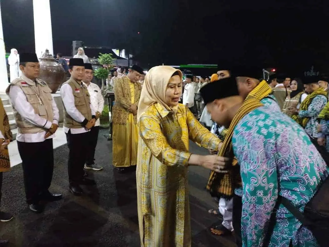 Bupati Serang Ratu Tatu Chasanah, melepas jemaah Calhaj, Senin (29/5/2023) dini hari. (ISTIMEWA)