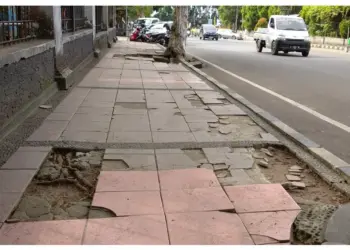 TROTOAR DIBIARKAN RUSAK - Trotoar Alun - alun Pandeglang, terkesan dibiarkan rusak dan luput dari perhatian. Sehingga, terlihat kumuh dan membahayakan pejalan kaki, Selasa (9/5/2023). (MARDIANA/SATELITNEWS.COM)