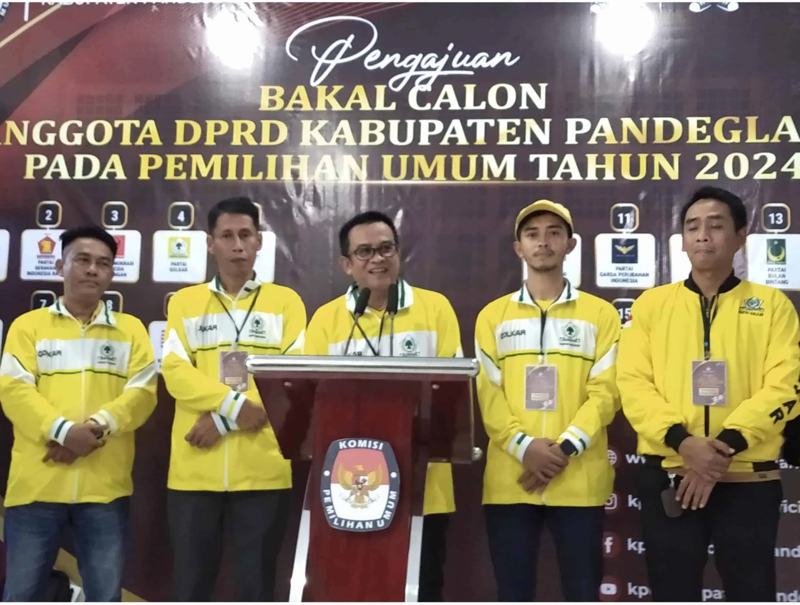 Ketua dan jajaran pengurus DPD Partai Golkar Kabupaten Pandeglang, sampaikan konferensi pers, Minggu (14/5/2023). (MARDIANA/SATELITNEWS.COM)