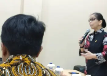 Helena Octaviane, Kajari Pandeglang, sedang menyampaikan materi di hadapan audiens, beberapa waktu lalu. (DOKUMEN/SATELITNEWS.COM)