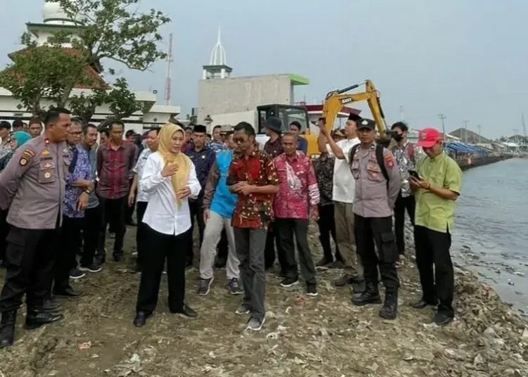 Bupati Pandeglang Irna Narulita, meninjau lokasi pesisir Pantai Teluk, Kecamatan Labuan, Kabupaten Pandeglang, belum lama ini. (ISTIMEWA)