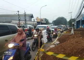 Galian Pipa Milik Perumdam TKR Picu Macet Panjang di Sangiang Kota Tangerang