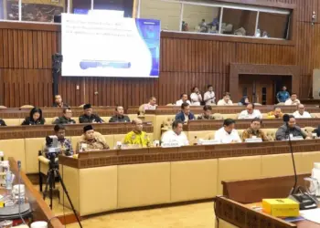 RDP:  Ketua KPU Hasyim Asy’ari beserta jajaran saat menghadiri Rapat Dengar Pendapat (RDP) bersama Komisi II DPR, Kementerian Dalam Negeri (Kemendagri), Badan Pengawas Pemilu (Bawaslu) serta Dewan Kehormatan Penyelenggara Pemilu (DKPP), Rabu (17/5/2023). (DOK KPU RI)