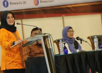 PEMBUKAAN DISKUSI: Anggota Bawaslu Lolly Suhenty (kiri) memberikan arahan dalam melakukan perubahan, saat membuka kegiatan Diskusi Kelompok Terpumpun bertema “Pencegahan dan Partisipasi Masyarakat Tahap Pemukhtahiran Data Pemilih dan Penyusunan Daftar Pemilih” yang berlangsung di Jakarta, Rabu (3/5/2023) malam. (ISTIMEWA)