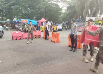 PENGAMANAN: Personil gabungan Polri/TNI, Satpol PP dan Dishub Kabupaten Tangerang terlihat sedang melakukan pengawalan jalannya haul akbar di Ponpes Al-Istiqlaliyyah, Kampung Cilongok, Desa Pasar Kemis, Kecamatan Pasar Kemis. (ISTIMEWA)