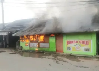 KEBAKARAN: Kobaran api terlihat menyelimuti warung bakso Pak Jawir milik Kardi di Kampung Pabuaran, RT 04/RW02, Desa Dukuh, Kecamatan Cikupa. (ISTIMEWA)