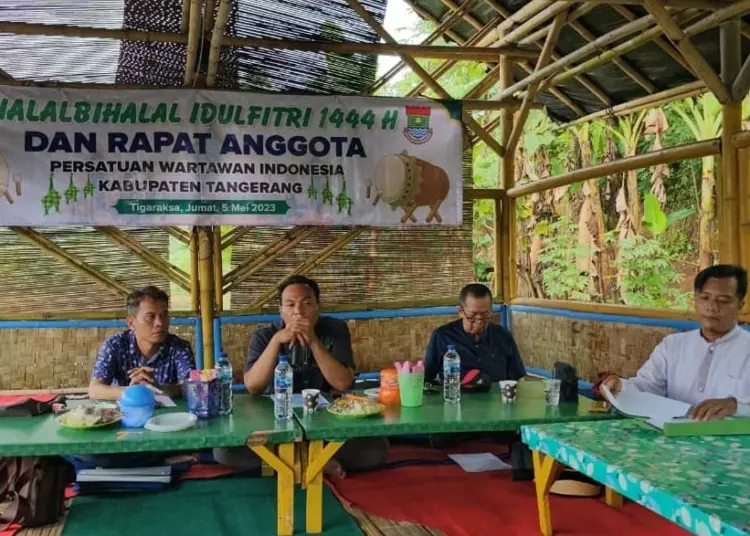 RAPAT ANGGOTA: Ketua PWI Kabupaten Tangerang Sri Mulyo didampingi Sekum Romli dan Bendahara Fajar beserta perwakilan Wanhat saat memimpin Rapat Anggota sekaligus Halal Bihalal di sebuah aula rumah makan di kawasan Tigaraksa, Jumat (5/5/2023). (DOK PWI KAB TNG)