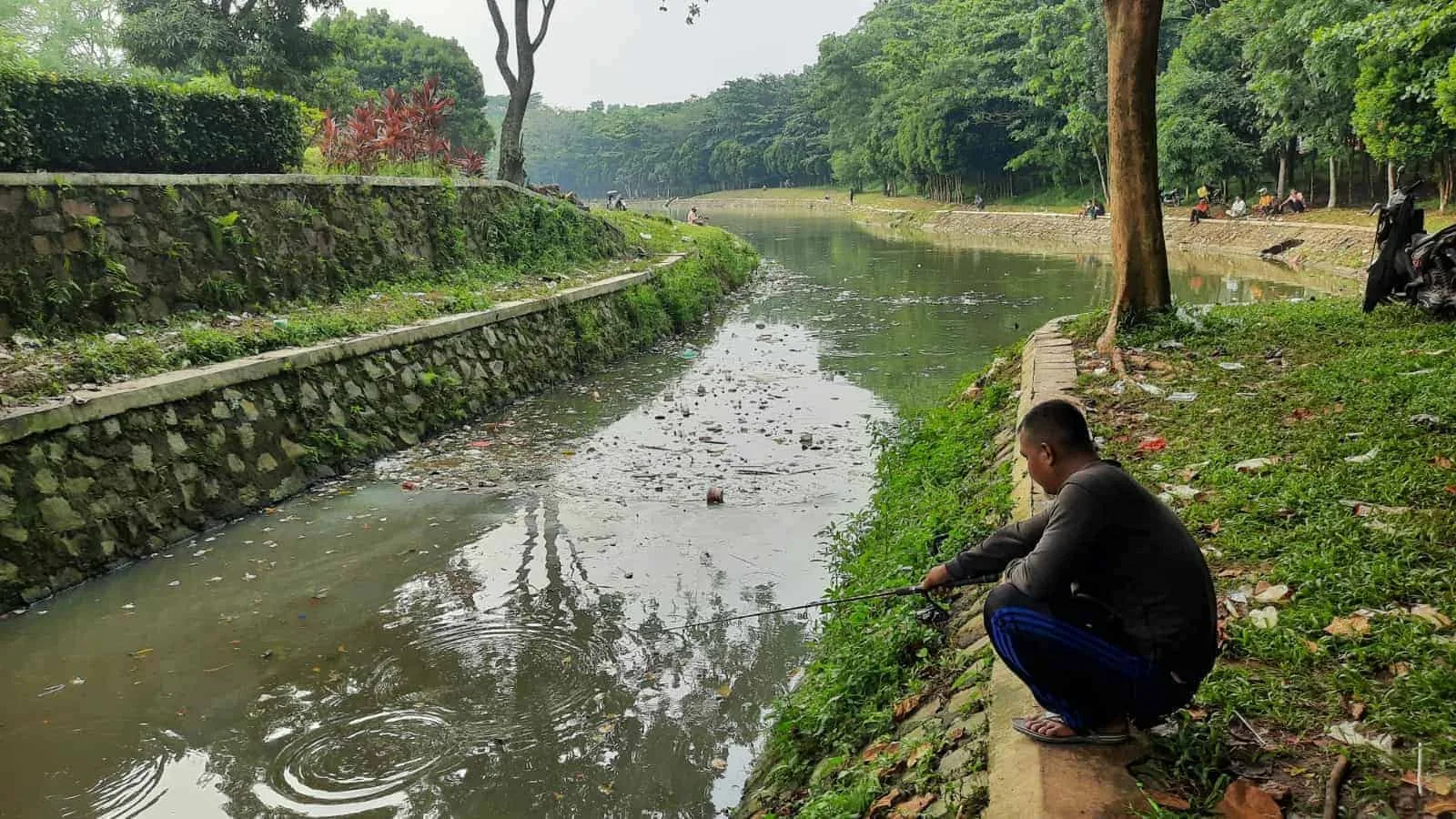 SAMPAH: Terlihat tumpukan sampah mengambang di Danau Hutan Kota Pusat Pemerintahan Kabupaten Tangerang, Selasa (7/5). (ALFIAN HERIANTO/SATELIT NEWS)