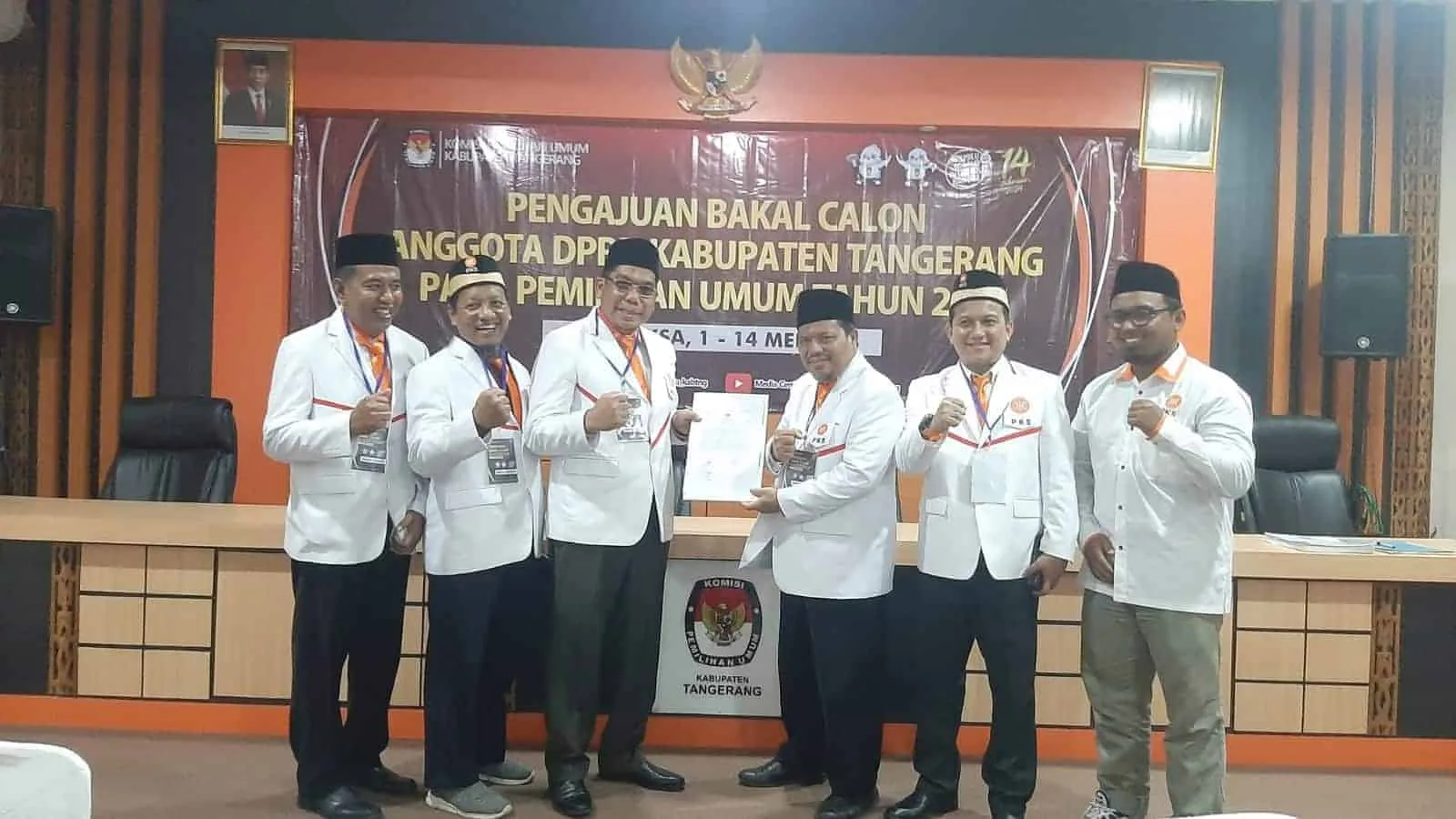 MENDAFTARKAN: DPD PKS Kabupaten Tangerang resmi telah mendaftarkan Bacalegnya di KPU Kabupaten Tangerang, Rabu (10/5). Tampak Ketua DPD PKS Kabupaten Tangerang, Rispanel Arya menyerahkan dokumen kepada Ketua KPU Kabupaten Tangerang, Ali Zaenal Abidin. (ALFIAN HERIANTO)