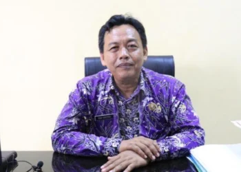 DIWAWANCARAI: Kepala Dinas Tenaga Kerja Kabupaten Tangerang, Rudi Hartono saat diwawancarai. (DOKUMEN/SATELIIT NEWS)