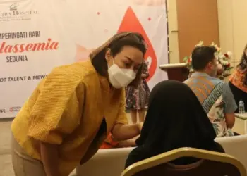 KUNJUNGI PASIEN: Ketua Tim Penggerak PKK Kabupaten Tangerang, Yuli Zaki Iskandar memperingati hari Thalasemia sedunia, dengan mengunjungi para pasien Thalasemia yang dirawat di RS Ciputra Hispital, Kamis (11/5). (ALFIAN HERIANTO/SATELITNEWS)