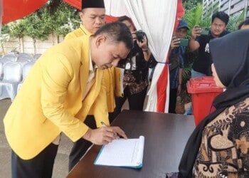 PENDAFTARAN: Ketua DPD II Golkar Kabupaten Tangerang, Mad Romli sedang mengisi daftar hadir untuk mencalonkan Bacalegnya di Kantor KPU Kabupaten Tangeranng, Jumat (12/5). (ALFIAN HERIANTO/SATELIT NEWS)