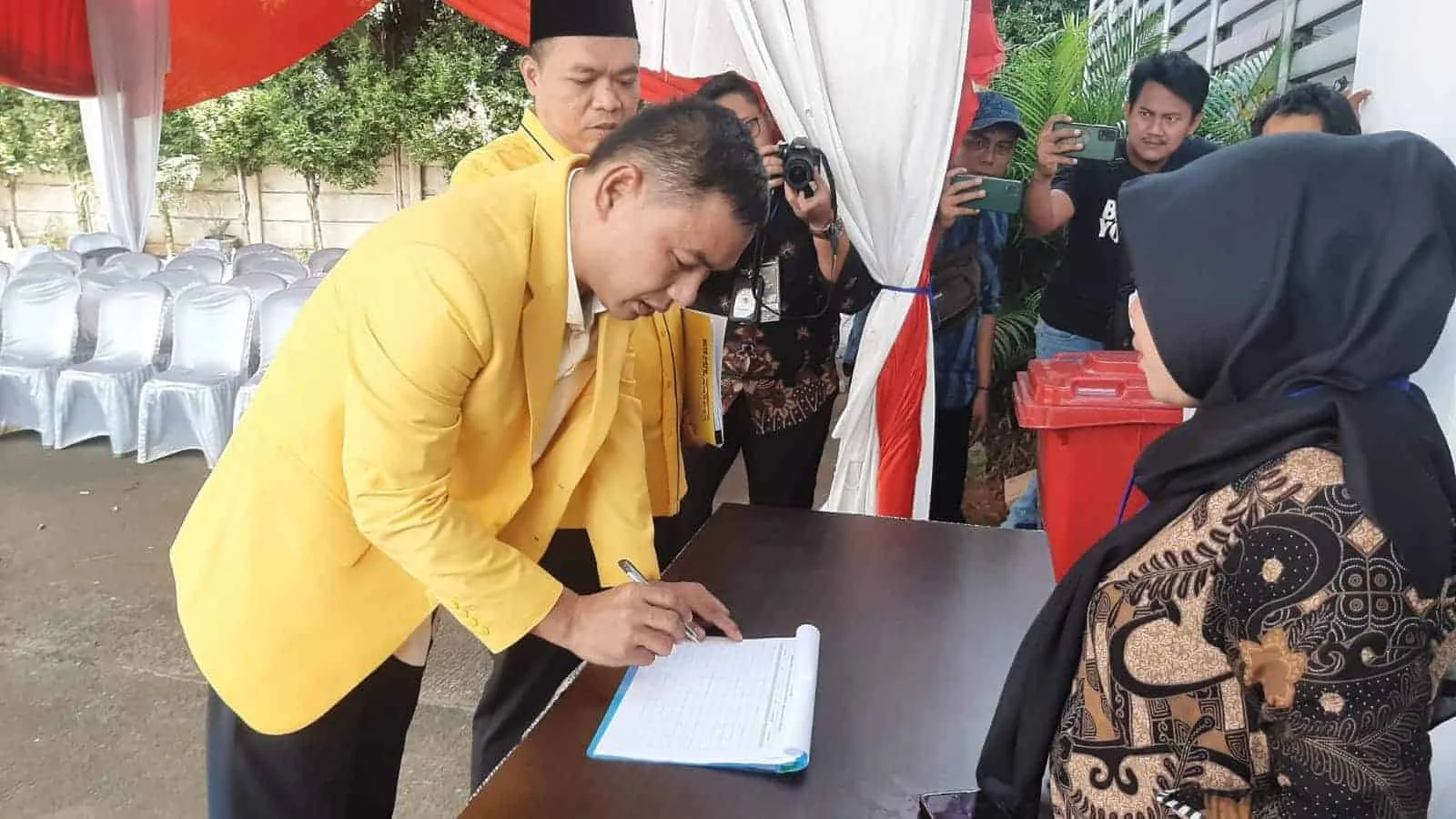 PENDAFTARAN: Ketua DPD II Golkar Kabupaten Tangerang, Mad Romli sedang mengisi daftar hadir untuk mencalonkan Bacalegnya di Kantor KPU Kabupaten Tangeranng, Jumat (12/5). (ALFIAN HERIANTO/SATELIT NEWS)