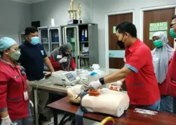 PELATIHAN: Suasana saat pelatihan Gawat Darurat dengan Basic Trauma Cardiac Life Support (BTCLS), di Aula Diklat Gedung Poliklinik RSUD Balaraja, Senin (15/5). Terlihat para perawat dan bidan sangat serius mengikuti pelatihan. (ALFIAN HERIANTO/SATELITNEWS)