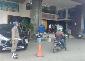 APARAT GABUNGAN: Terlihat petugas gabungan yang terdiri dari Satpol PP, TNI-Polri, dan Dishub Kabupaten Tangerang, yang sedang melakukan pengawalan jalannya peribadatan umat kristen dalam perayaan Hari Kenaikan Isa Al-Masih, di Gereja Paroki Santo Gregorius Agung Kutabumi, Kecamatan Pasar Kemis, Kamis (18/5). (ALFIAN HERIANTO/SATELIT NEWS)