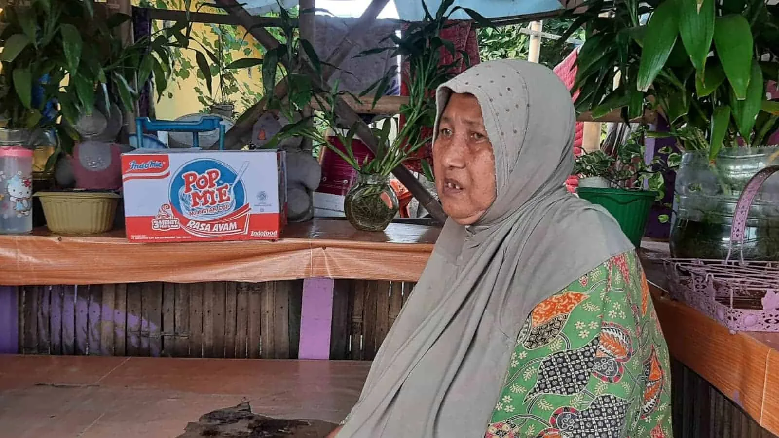 BERCERITA: Siti Hanjar (61) pedagang kopi dan cemilan di Taman Mangrove Ketapang, Desa Ketapang, Kecamatan Mauk, saat bercerita mengenai kondisi jualannya kepada wartawan, Minggu (21/5). (ALFIAN HERIANTO/ SATELIT NEWS)