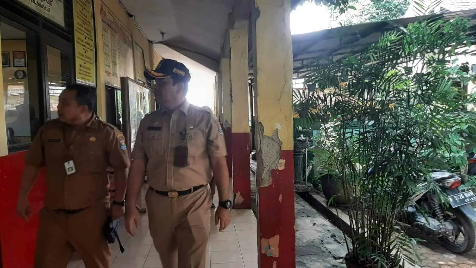 MENINJAU: Kepala Dinas Pendidikan Kabupaten Tangerang, Dadan Gandana terlihat sedang meninjau langsung gedung SDN III Legok, Kecamatan Legok, yang akan dilakukan rehab atau renovasi, karena tiang bangunan sekolah tersebut dinilai sudah usang, Senin (22/5). (ALFIAN HERIANTO)