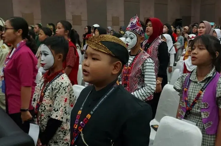 BERPAKAIAN ADAT: Terlihat ratusan anak dengan mengenakan pakaian adat sedang berdiri bernyanyi lagu kebangsaan Indonesia sebelum dilakukannya acara FLS2N di Hotel Lemo, Kecamatan Kelapa Dua, Selasa (22/5). (ALFIAN HERIANTO)