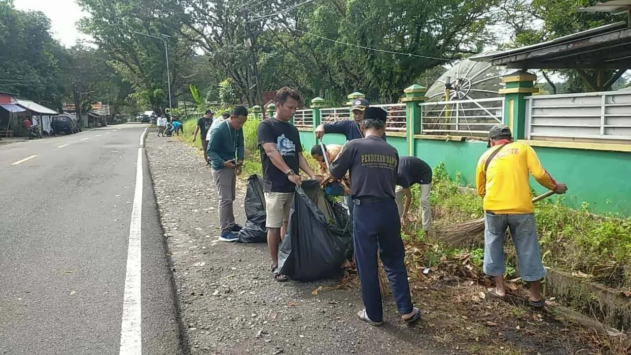 Warga Sukarame, Kecamatan Carita, Kabupaten Pandeglang, sedang melakukan bersih - bersih di kawasan wisata Pantai Carita, Selasa (9/5/2023). (ISTIMEWA)