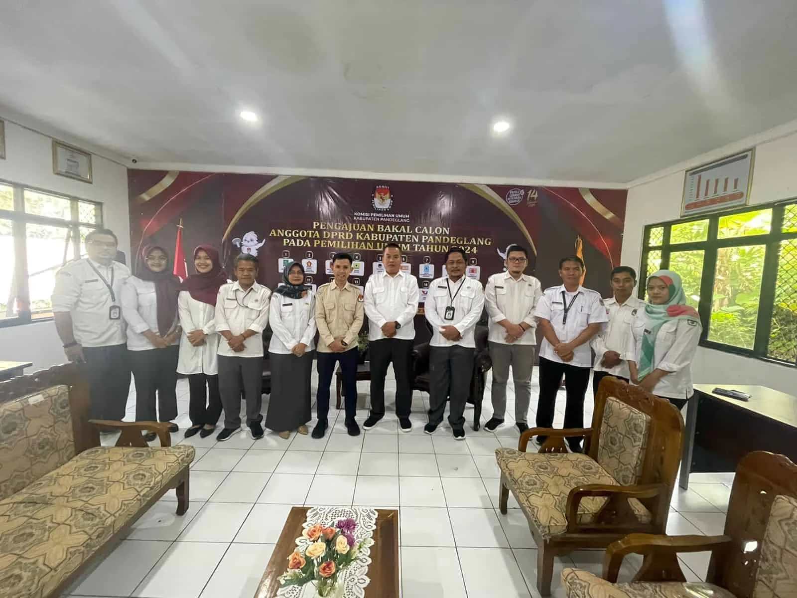 Komisioner dan jajaran KPU Pandeglang, sedang foto bersama usai mempersiapkan pendaftaran Bacaleg, di Aula KPU Pandeglang, Senin (1/5/2023). (ISTIMEWA)