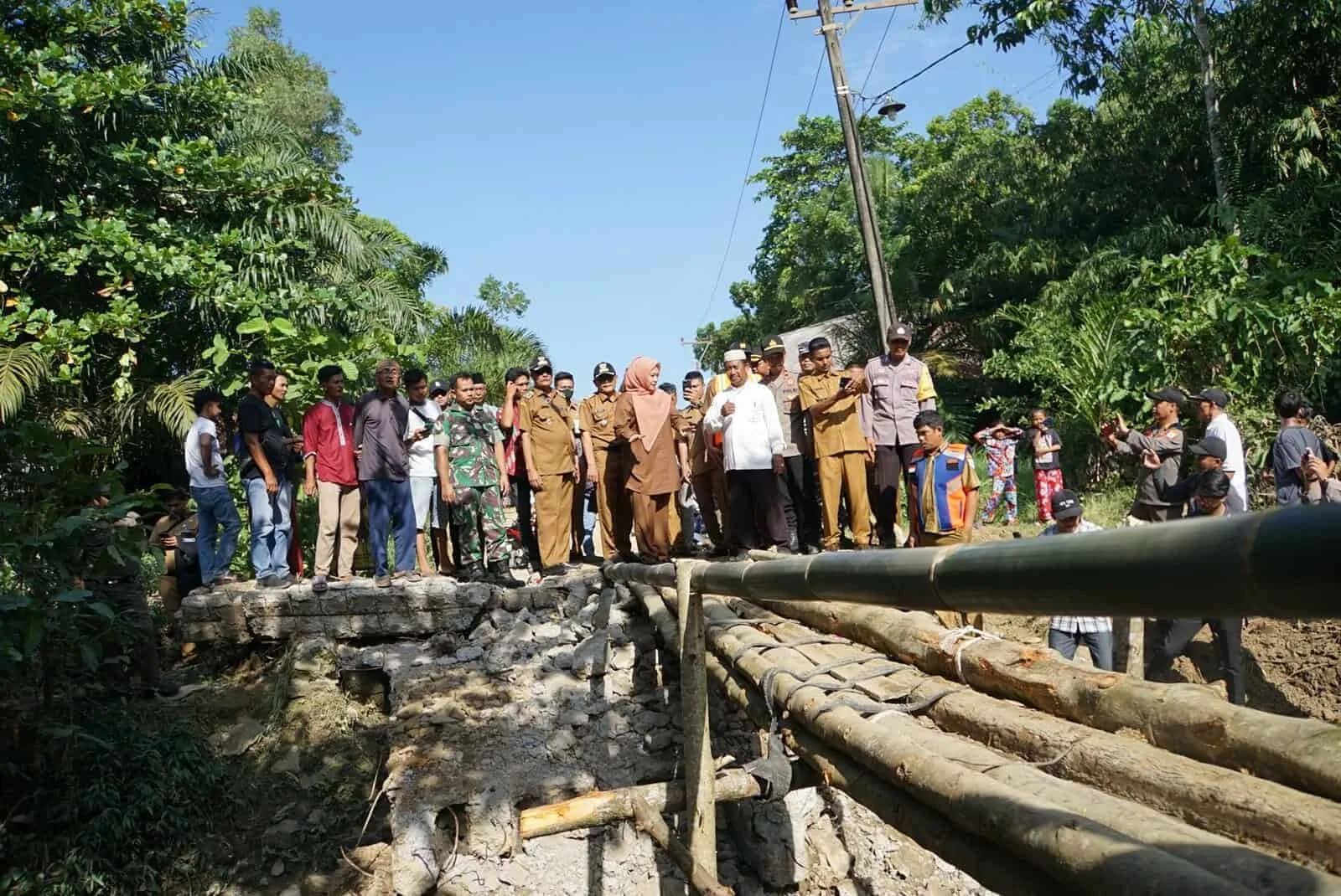 Bupati Pandeglang Irna Narulita, dan jajarannya, tinjau jembatan ambruk, beberapa waktu lalu. (ISTIMEWA)