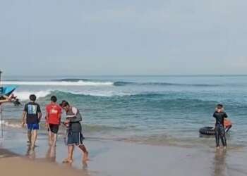 Langgar Batasan Keamanan Berenang, Pengunjung Pantai di Lebak Sempat Terseret Ombak