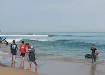 Langgar Batasan Keamanan Berenang, Pengunjung Pantai di Lebak Sempat Terseret Ombak