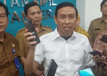 MEMBERIKAN KETERANGAN: Kepala Disdukcapil Kabupaten Tangerang CR. Inton, saat memberikan keterangan kepada wartawan usai mendampigi Bupati Tangerang Zaki melakukan sidak pelayanan di loket Adminduk, di Gedung Usaha Daerah, Puspemkab Tangerang, Tigaraksa, Selasa (20/6/2023). (FAJAR ADITYA KUSUMA)