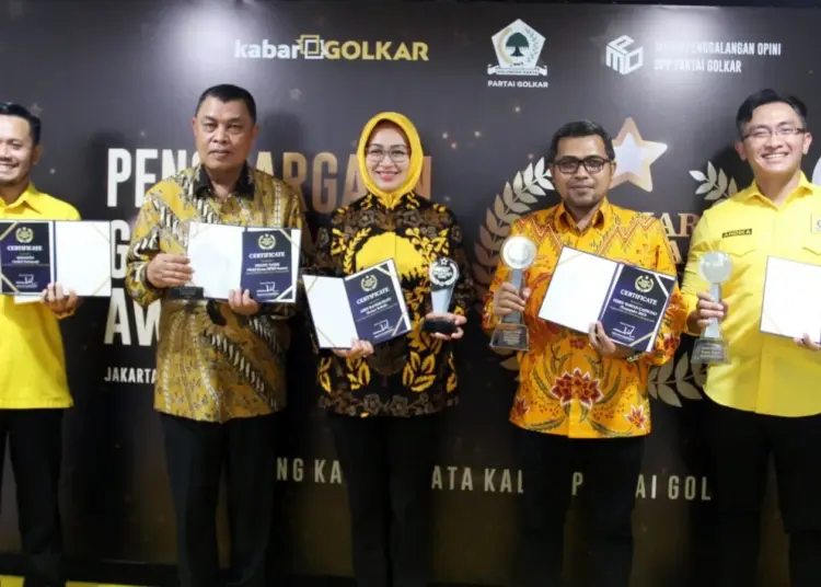 Golkar Award 2023–Wakil Sekretaris Jenderal Bidang Pemenangan Pemilu Wilayah Jawa I DPP Golkar, Andika Hazrumy, dan Ketua Umum Kesatuan Perempuan Partai Golkar (KPPG), Airin Rahmi Diani, menyabet penghargaan dalam ajang Golkar Award 2023. Penganugrahan itu, dilaksanakan di Kantor DPP Golkar, Jakarta, Sabtu (10/6/2023). (ISTIMEWA)